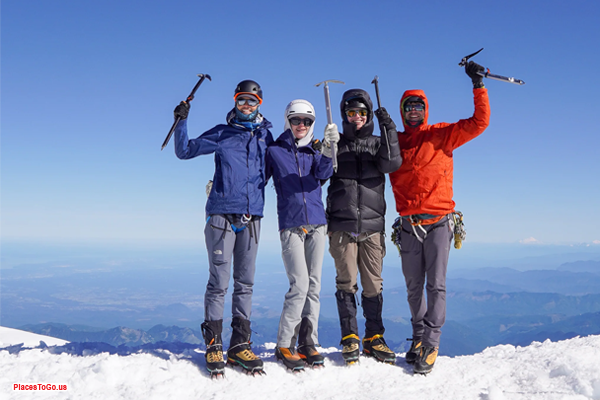 Technical climb on Mount Rainier - serious U.S. climbers Technical climb on Mount Rainier - serious U.S. climbers